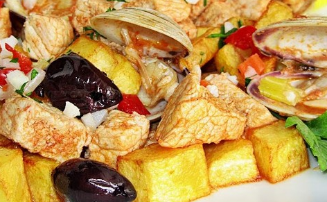 Carne de Porco à Alentejana